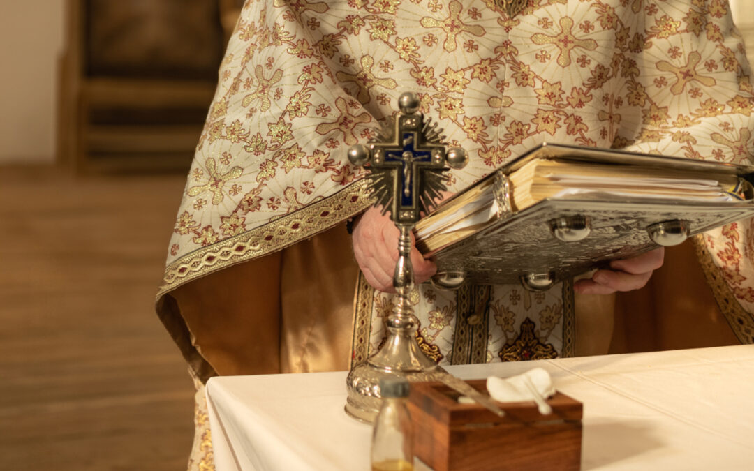 Szata i sakrament – jak widzialne znaki pomagają w przeżywaniu niewidzialnych tajemnic
