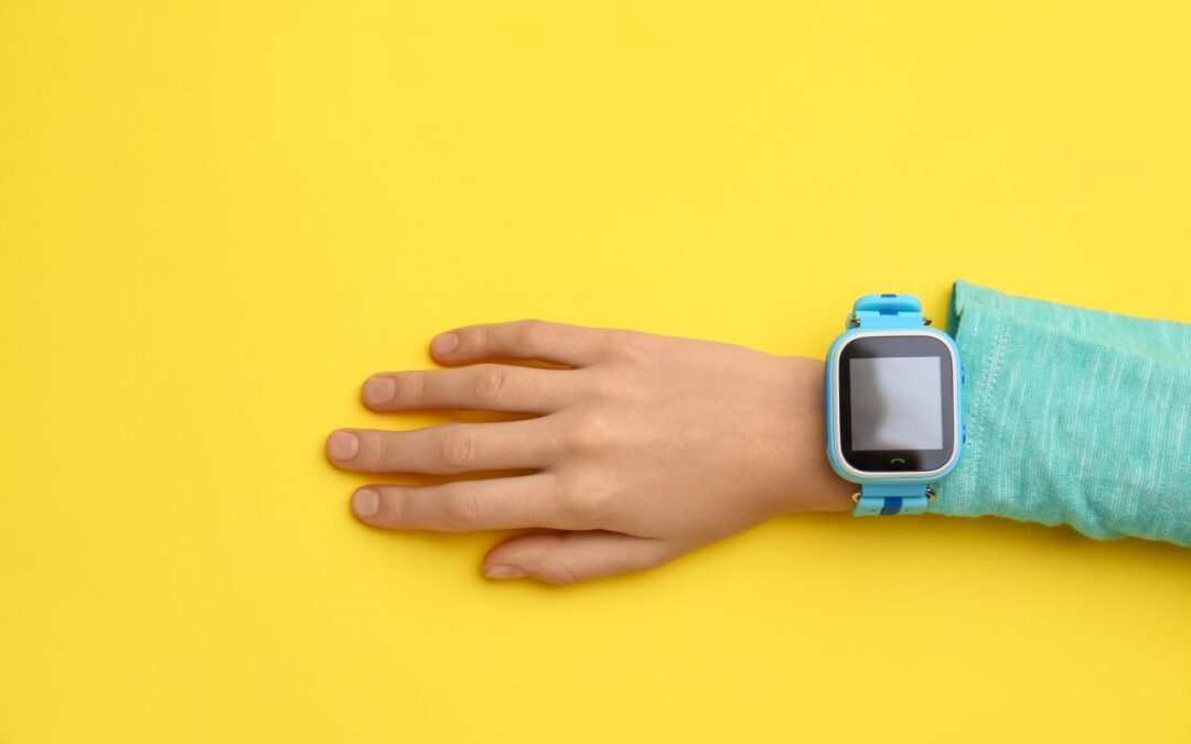 Smartwatch czy telefon dla dziecka – które urządzenie lepiej sprawdzi się na początek?